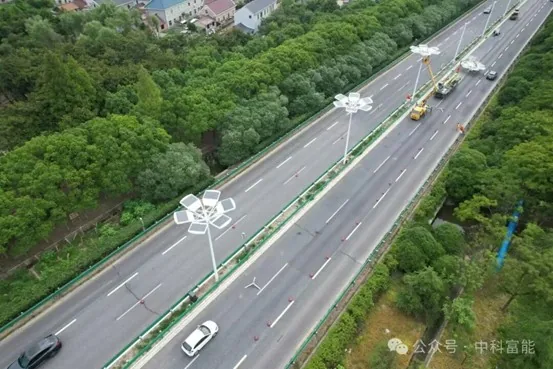 737 Leichte flexible PV-Straßenlaternen erhellen die Chenhai-Autobahn in Shanghai