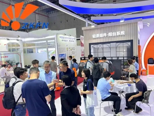 SNEC Messestand reges Treiben